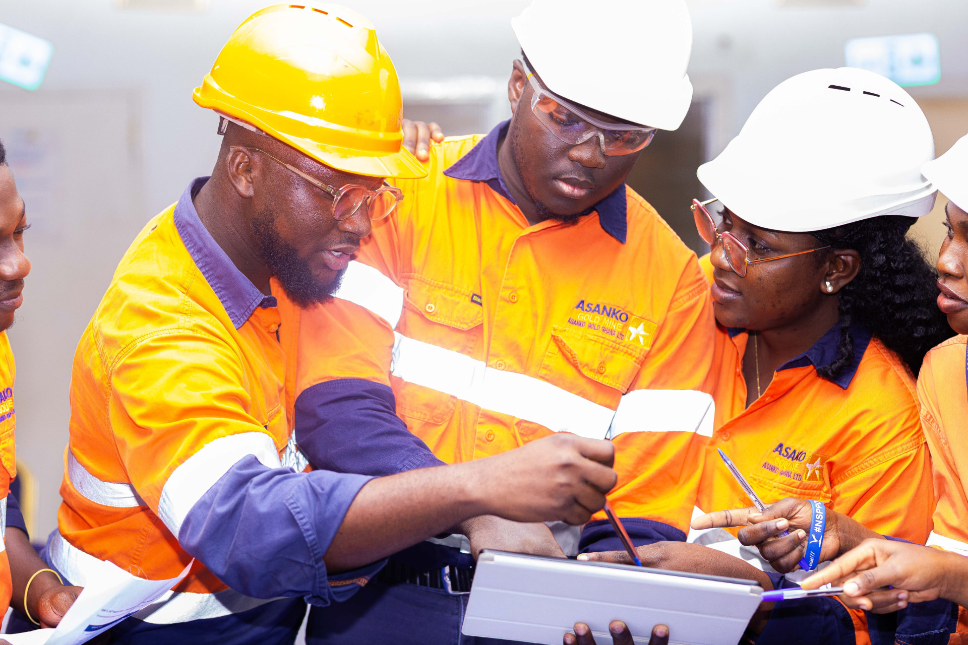 AGGL National Service Personnel collaborating in protective equipment